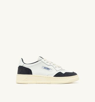 Autry MEDALIST LOW SNEAKERS IN WHITE LEATHER AND OCEAN SUEDE