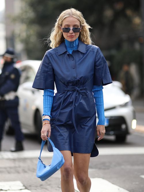 Leonie Hanne mit blauem Lederkleid und Pullover.