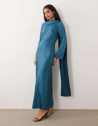 Tfnc Vestito lungo in raso blu con dettaglio a foulard e taglio sbieco