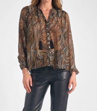 Elan Paisley Top In Chiffon Brown