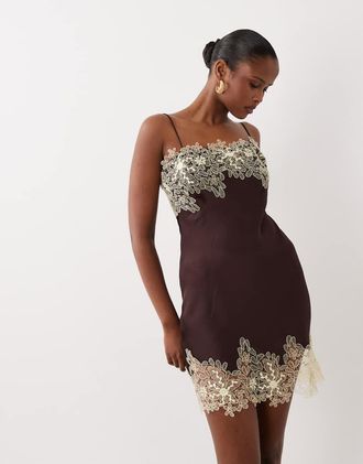 Asos Vestito corto in raso color cioccolato e giallo con applicazioni in pizzo a taglio sbieco-Multi