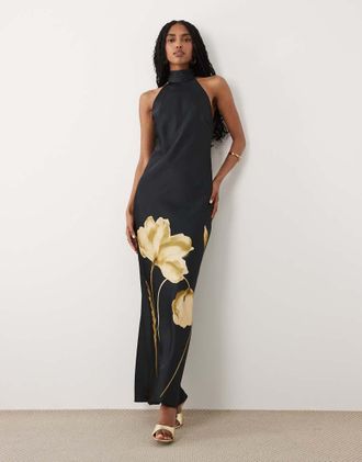 Pretty Lavish Kiara - Vestito lungo allacciato al collo aperto dietro in raso nero e oro con fiori di papavero-Multi