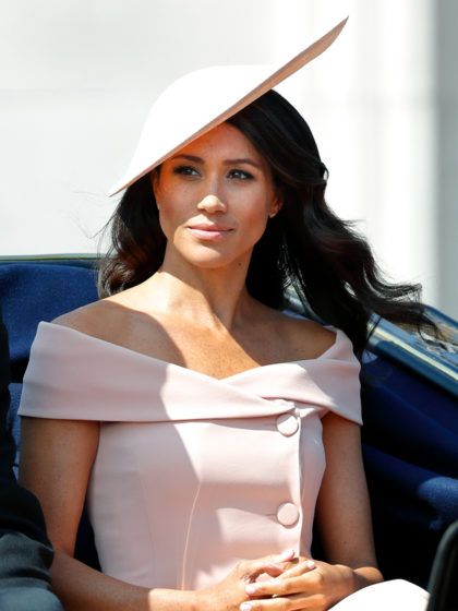 Se vuoi essere trendy a un matrimonio, devi indossare quest’abito: parola di Meghan e Amal