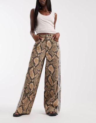 adidas Originals Jeans ampi marrone chiaro pitonato-Neutro