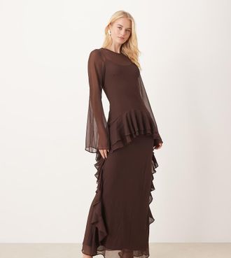 Asos Tall ASOS DESIGN Tall - Vestito lungo a maniche lunghe in chiffon color cioccolato con volant sul fondo-Marrone