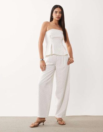 Vero Moda Pantaloni sartoriali a fondo ampio bianchi e neri a pois piccoli in coordinato-Bianco
