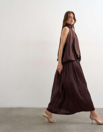 Topshop Vestito lungo sblusato voluminoso allacciato al collo color cioccolato-Marrone