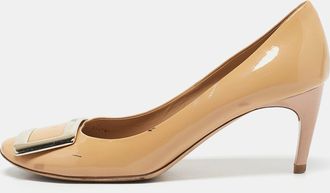 Roger Vivier Beige Patent Leather Metal Logo Round Toe Pumps