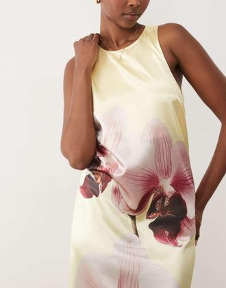 Vero Moda Vestito lungo in raso giallo pallido con stampa di orchidee e scollo a vogatore