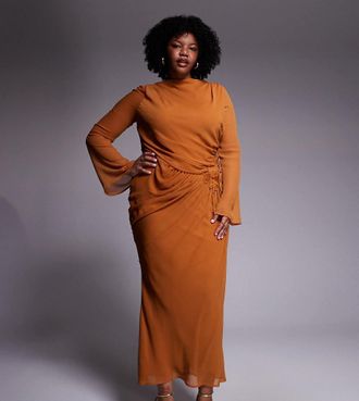 Asos Curve ASOS DESIGN Curve - Vestito lungo in chiffon arancione con fiore ricamato 3D sui fianchi-Marrone