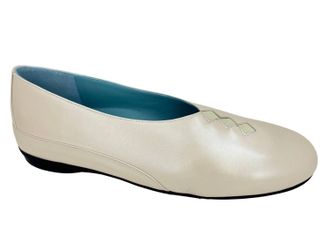 Thierry Rabotin Womens Grace Ballet Flats In Ivory