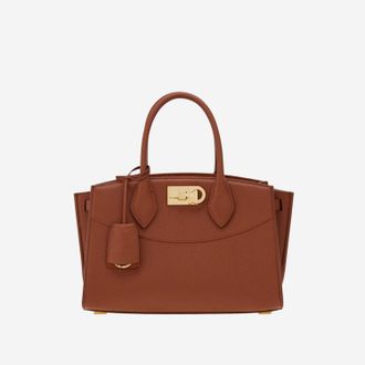 Ferragamo Handtasche aus geh&auml;mmertem Leder