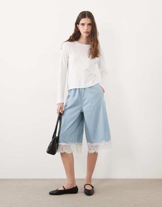 Miss Selfridge shorts in denim a taglio lungo con profilo in pizzo, lavaggio chiaro-Blu