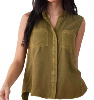 Bella Dahl Sleeveless Two Pocket Button Down Top In Jungle Green