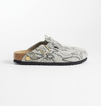 Birkenstock Boston - Zoccoli in camoscio con borchie e stampa pitonata-Bianco