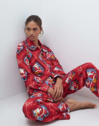 Chelsea Peers set pigiama natalizio in cotone morbido con colletto oversize e abbottonatura, stampa rossa di Babbo Natale musicale-Rosso