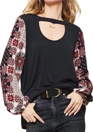 Promesa Floral Print Sleeve Knit Top In Black