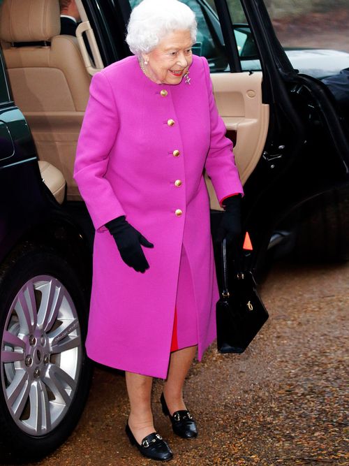 Elisabetta II look rosa