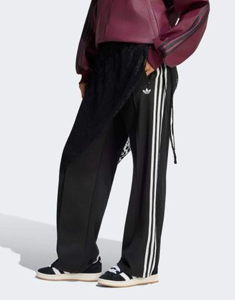 adidas Originals pantaloni della tuta Firebird 2 in 1 ampi con gonna in pizzo nera-Nero