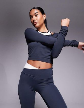 P.E Nation Sutton - Crop top a maniche lunghe blu marino e bianco sussurro