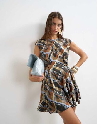 Topshop Vestito corto a tunica asimmetrico in raso con stampa a quadri distorti e maniche corte-Multicolore