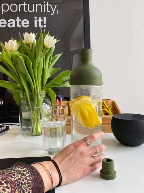 Water diffuser for cold brew tea or fruit infusions