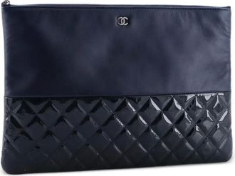Chanel O Case grote gewatteerde lamsleren clutch - Blauw