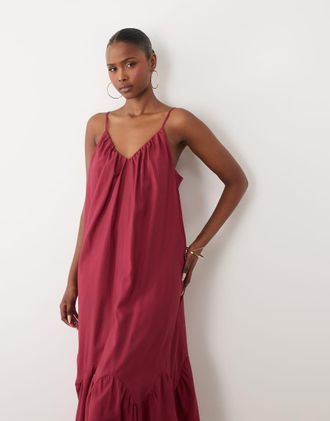 Vero Moda Vestito lungo svasato a balze rosso barbabietola con spalline sottili