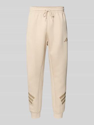 adidas Regular Fit Sweathose mit Logo-Print in Beige, Gr&ouml;&szlig;e XXL