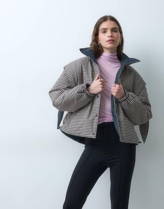 Object giacca imbottita a quadri con cappuccio e sciarpa marrone con dettagli blu navy