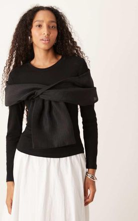 Amy Lynn Top a maniche lunghe elasticizzato nero con dettaglio trasparente attorcigliato sul davanti