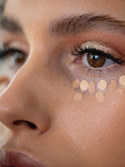 Dunkle Augenringe: So wendet man Concealer richtig an