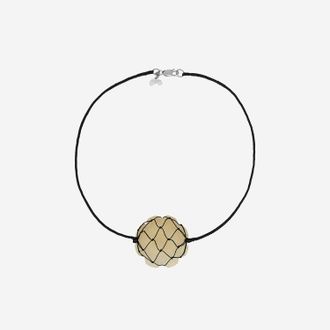 Niccolò Pasqualetti verpackte Blumenkette