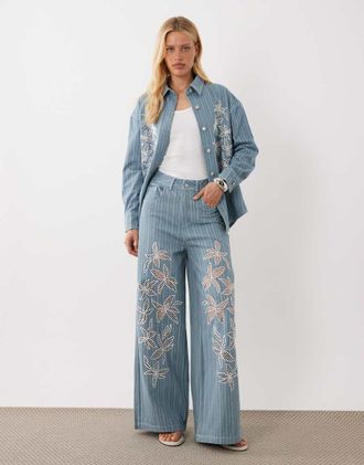 Ghospell Rox - Jeans a fondo ampio in cotone azzurro gessato a vita alta con dettagli in pizzo a fiori-Blu