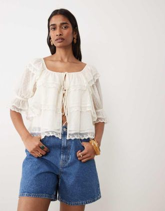 Miss Selfridge Blusa in plumetis allacciata sul davanti-Bianco