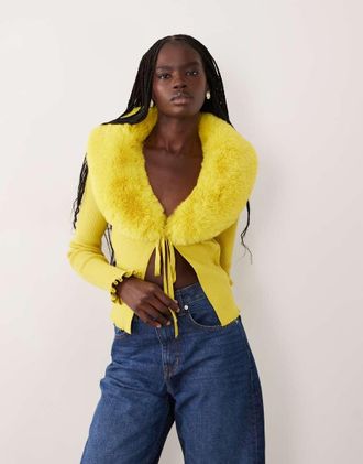 Miss Selfridge cardigan con laccetti sul davanti, collo e polsini in pelliccia, color chartreuse-Verde