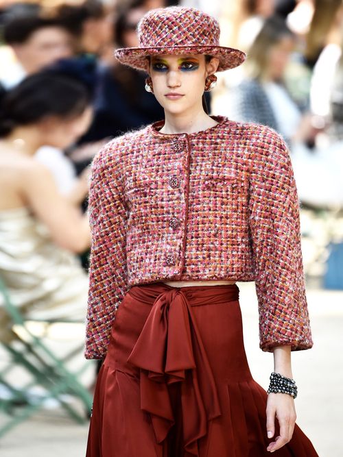 Come vestirsi in stile Chanel