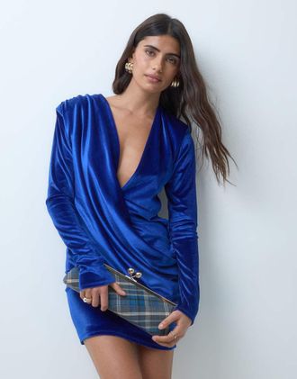 Asos vestito corto in velluto con spalline imbottite, tessuto fluido e dettaglio drappeggiato, blu cobalto