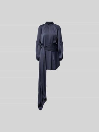Rotate Knielanges Kleid mit Tailleng&uuml;rtel in Graphit, Gr&ouml;&szlig;e 34