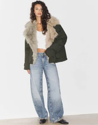 Stradivarius giacca imbottita oversize effetto camoscio con colletto in pelliccia sintetica color khaki-Verde