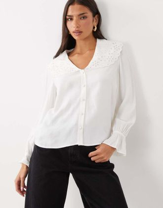 Nobody's Child blusa bianca oversize con colletto in pizzo sangallo, lavorazione traforata e maniche con volant-Bianco