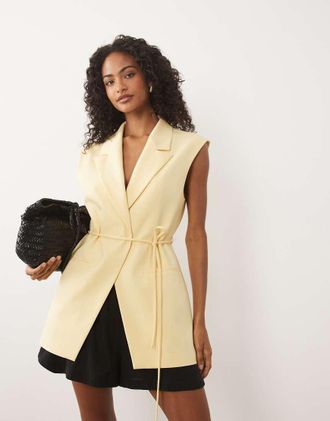 Asos Gilet sartoriale taglio lungo color latticello con cintura in coordinato-Giallo