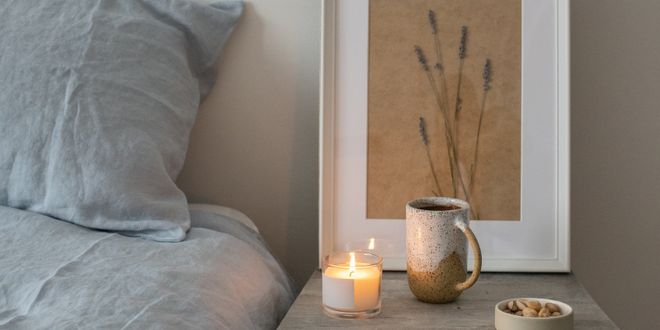 Interior Foto von einem Schlafzimmer im skandinavischem Setting mit Duftkerzen
