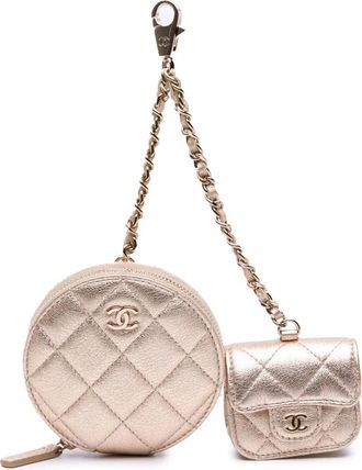 Chanel 2024 metallic gewatteerd lamsleren rond Airpods hoesje - Goud