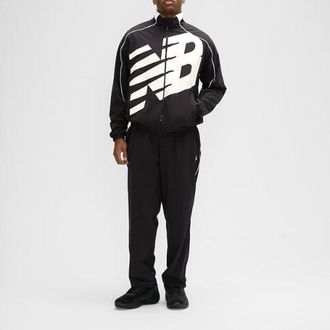 New Balance Hombre Basketball Oversized Print Woven Jacket en Negro, Nylon tejido, Talla XL