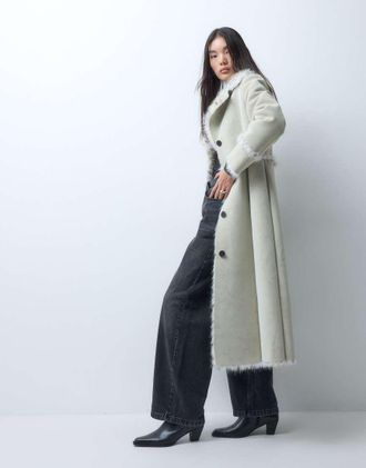 Reclaimed Vintage cappotto lungo a contrasto animalier in pelliccia sintetica bianca-Bianco