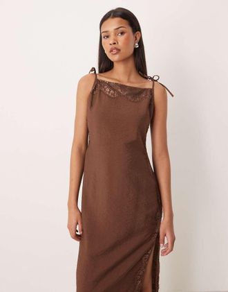 Asos Vestito lungo con spalline sottili e scollo squadrato in raso stropicciato color cioccolato con dettagli in pizzo-Nessun colore