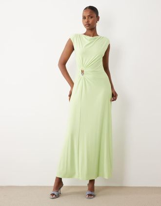 Forever New Vestito lungo sinuoso color lime con scollo a barchetta e dettaglio in metallo con perline-Verde