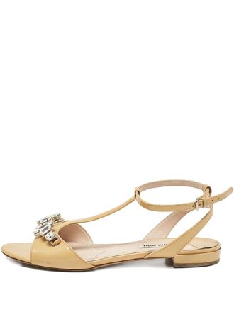 Miu Miu crystail-embellished flat sandals - women - Leather/Patent Leather/Leather - 37.5 - Neutrals