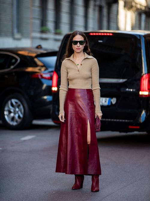 Weinrot ist mit Abstand die schönste Farbe des Herbsts. Ob im All-Over-Look oder in Kombination mit Pink, Beige oder Schwarz. Bordeaux Rot ist mega in